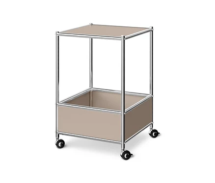 Ein taupefarbener Couchtisch Metall »CN3« mit oberer Ablage und unterem Fach, auf Rollen.