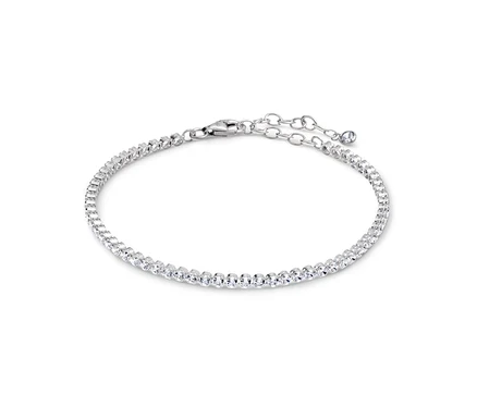 Silbernes Armband mit kleinen klaren Steinen auf weißem Hintergrund.