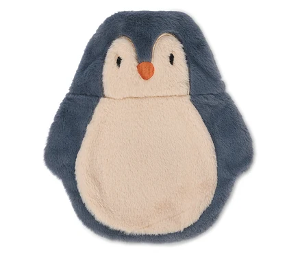 Flauschiger, pinguinförmiger Wärmflaschenbezug mit dunkelblauem Körper, hellbeigem Bauch und Gesicht, orangefarbenem Schnabel und schwarzen gestickten Augen.