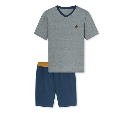 Zweiteiliger Schlafanzug mit grauem V-Ausschnitt-T-Shirt und blauen Shorts mit gelbem Bund.