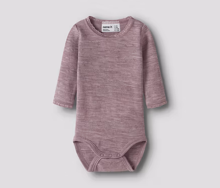 Langärmeliger Baby-Body in mattem Lila mit dezentem Strickmuster, zarter Borte an Ausschnitt und Ärmelbündchen sowie Druckknöpfen im Schritt.