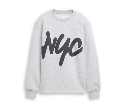 Helles graues Sweatshirt mit großem, dunkelgrauem „NYC“-Aufdruck auf der Vorderseite.