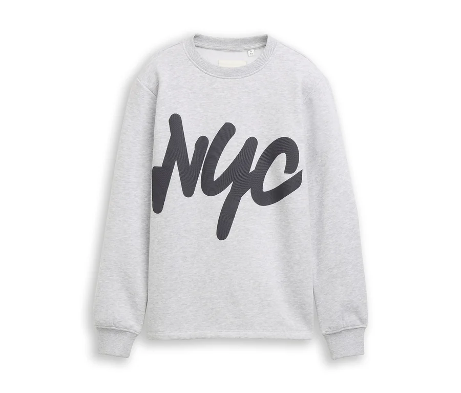 Helles graues Sweatshirt mit großem, dunkelgrauem „NYC“-Aufdruck auf der Vorderseite.