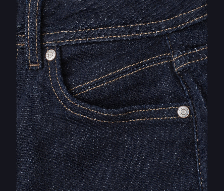 Nahaufnahme einer dunkelblauen Street One Barrel Jeans mit heller Naht und zwei silbernen Nieten an der Vordertasche.