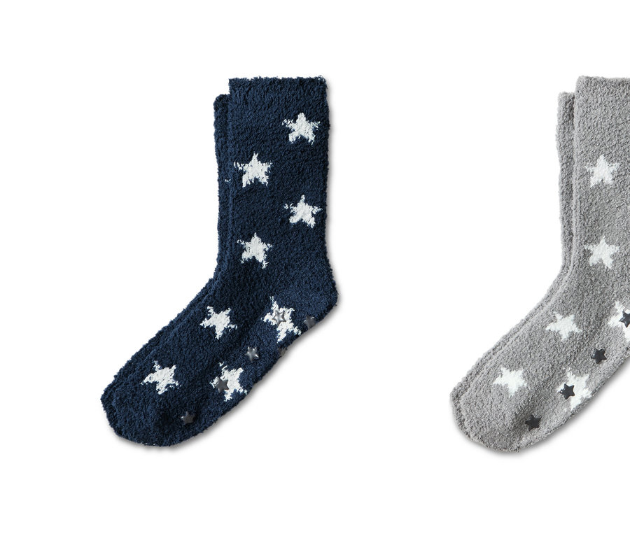 Zwei Paar Kuschelsocken mit Sternen, ein Paar dunkelblau und ein Paar grau.