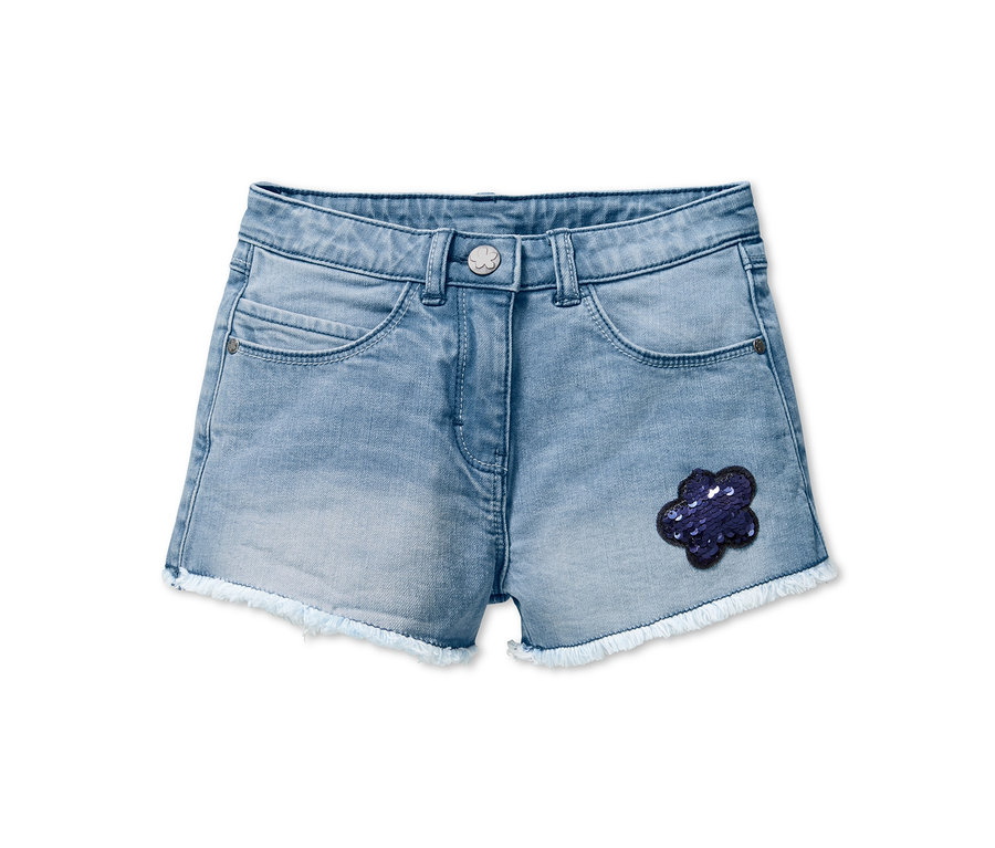 Helle Jeans-Shorts mit Wendepailletten mit aufgenähten Wendepailletten am Bein.