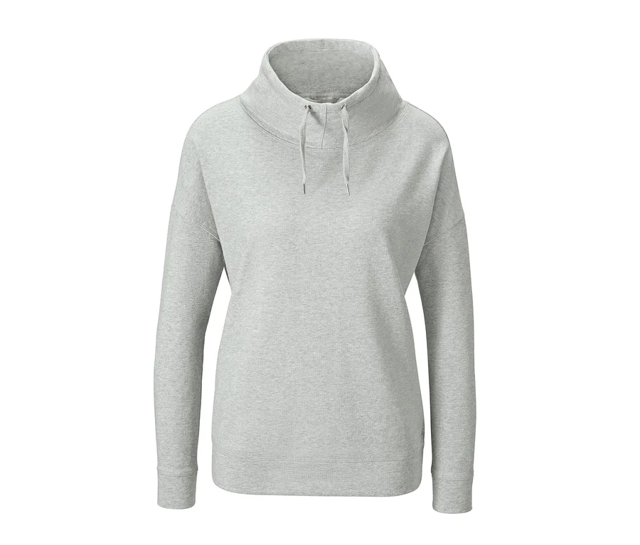 Ein grauer Sweatpullover mit hohem Kragen.