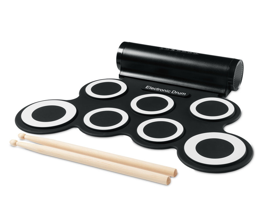 Schwarzes elektronisches Schlagzeug-Set mit weißen Kreisen und zwei Holzschlägern.