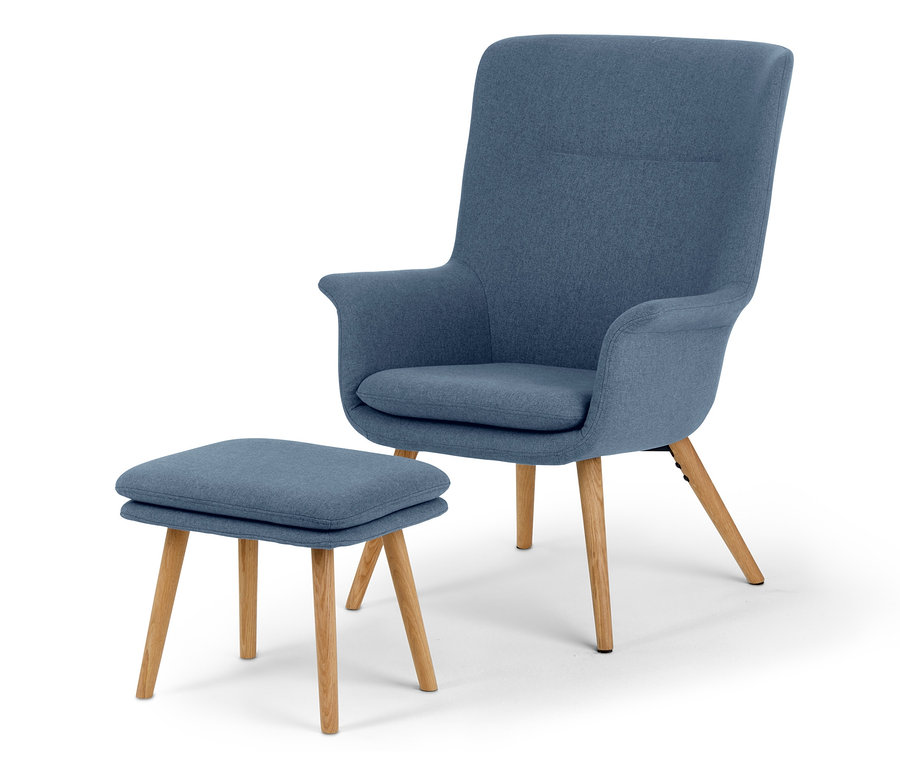 Blauer Sessel mit Fußhocker auf Holzbeinen.