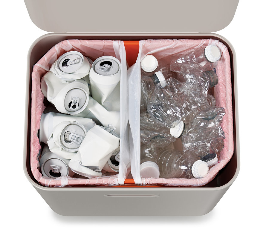 Offener Joseph Joseph Recycling-Abfalleimer gefüllt mit Dosen und Plastikflaschen.