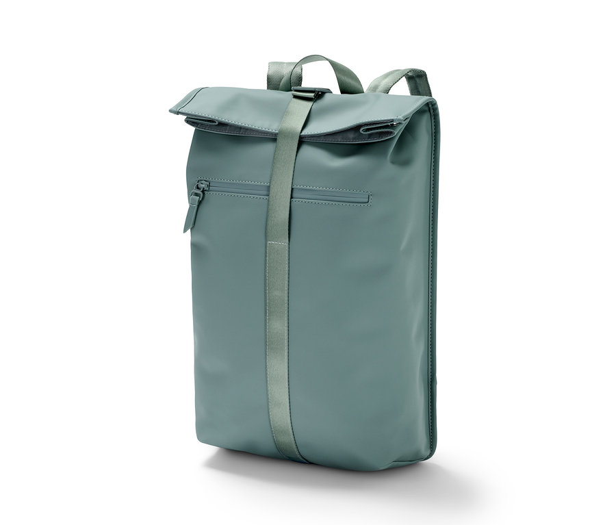 Grüner Regenrucksack auf weißem Hintergrund.