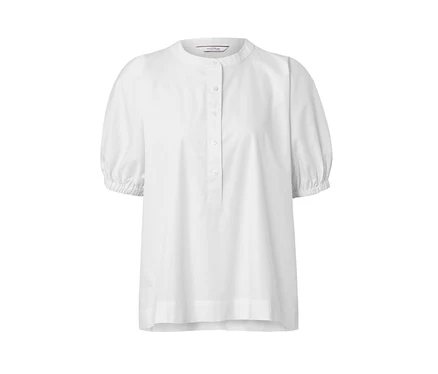 Weiße Popeline-Bluse mit kurzen Ärmeln.