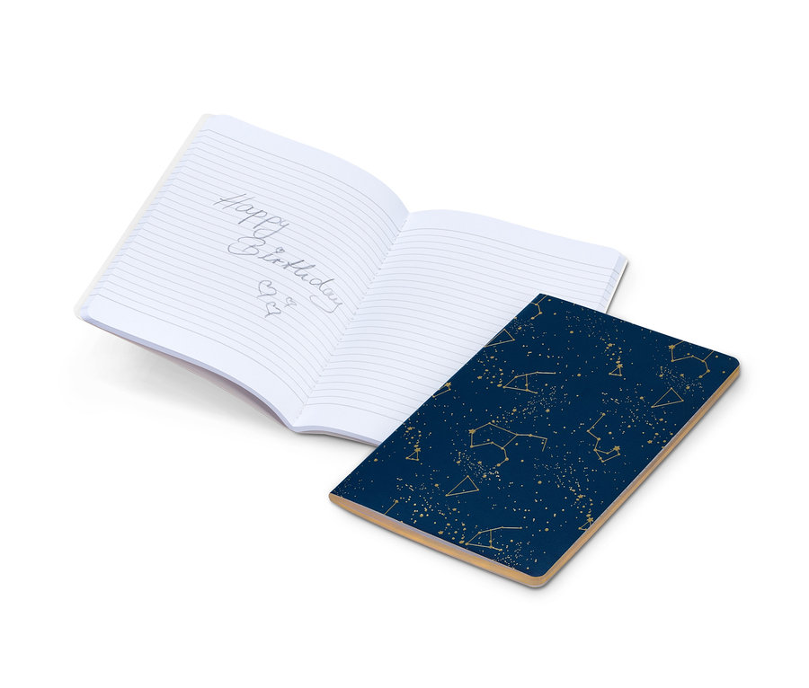 Ein geöffnetes Notizbuch mit der Aufschrift "Happy Birthday" neben einem Notizbuch-Set.