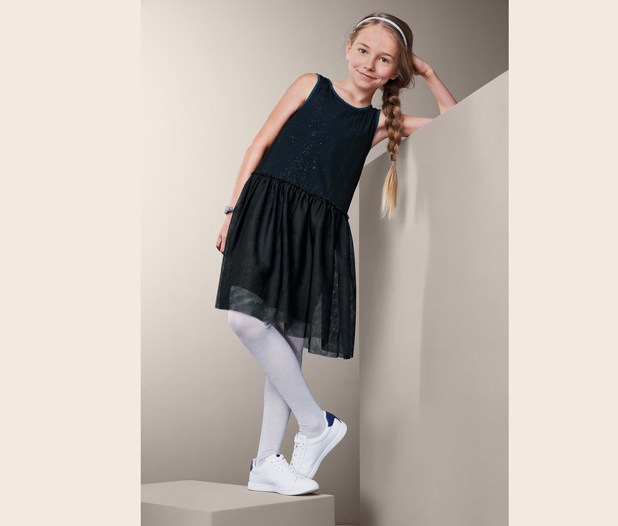 Mädchen posiert in einem Tüllkleid.