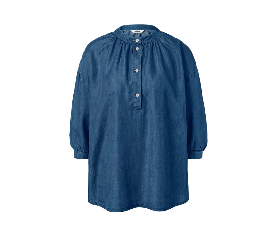 Eine blaue Bluse in Denimoptik mit Knöpfen.