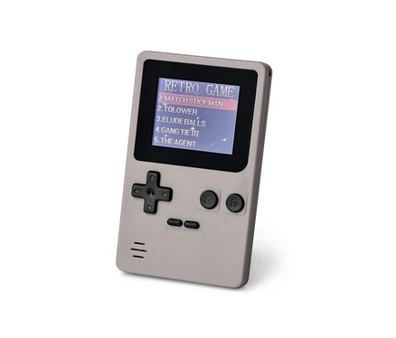 Nahaufnahme einer Retro-Mini-Spielekonsole, die ein Spielemenü anzeigt.