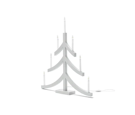 Weißer XL-LED-Kerzenleuchter in Form eines Weihnachtsbaums mit sieben Glühbirnen.