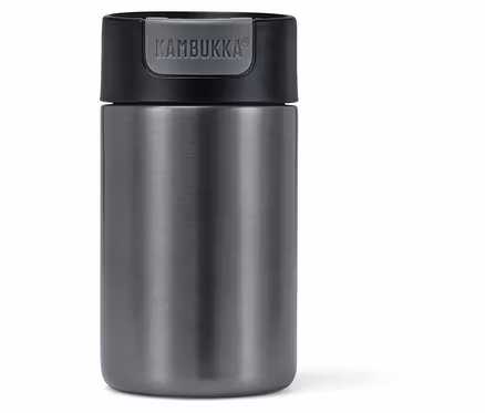 Grauer Kambukka To-Go-Becher auf weißem Hintergrund.