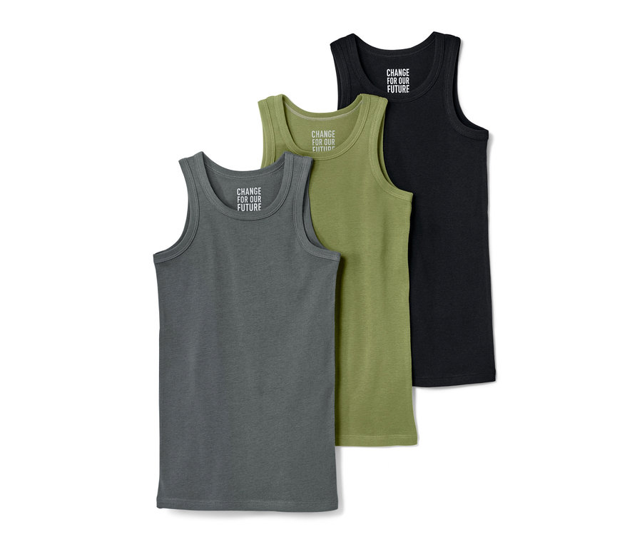 Drei Kinder-Unterhemden in Grün-, Grau- und Schwarztönen.