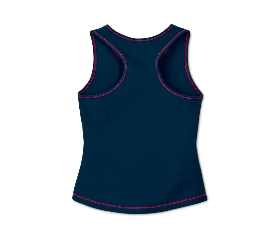 Detailansicht von hinten von einem Kinder-Funktionstop aus recyceltem Material, eines aus einem 2er-Set. Es ist dunkelblau mit rosa Bündchen.