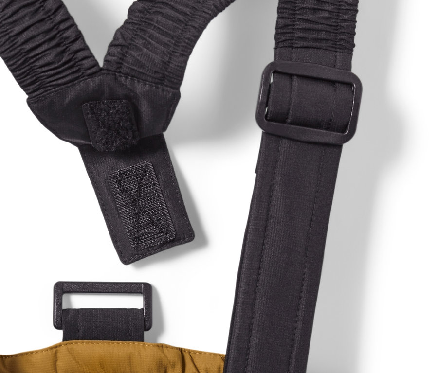 Detailansicht einer Kinder-Skihose in Camel mit Hosenträgern.