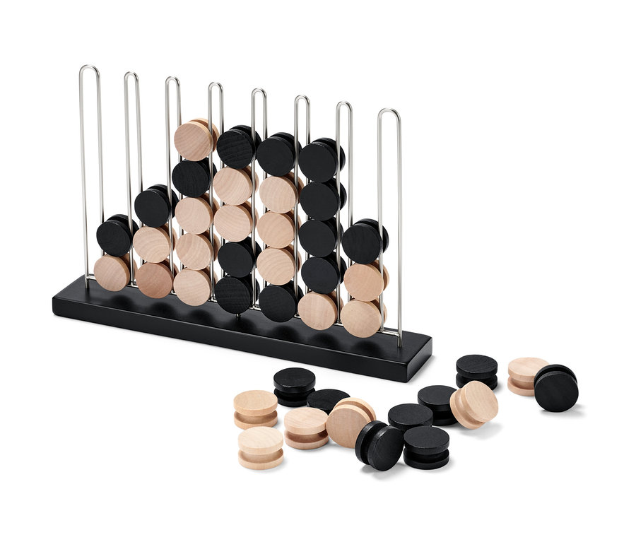 Tischspiel »4 in einer Reihe« mit schwarzen und hölzernen Spielsteinen.