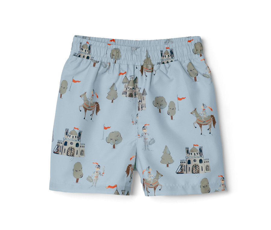 Helleblaue Kinder-Boardshorts mit Ritter-, Burgen- und Baum-Muster.
