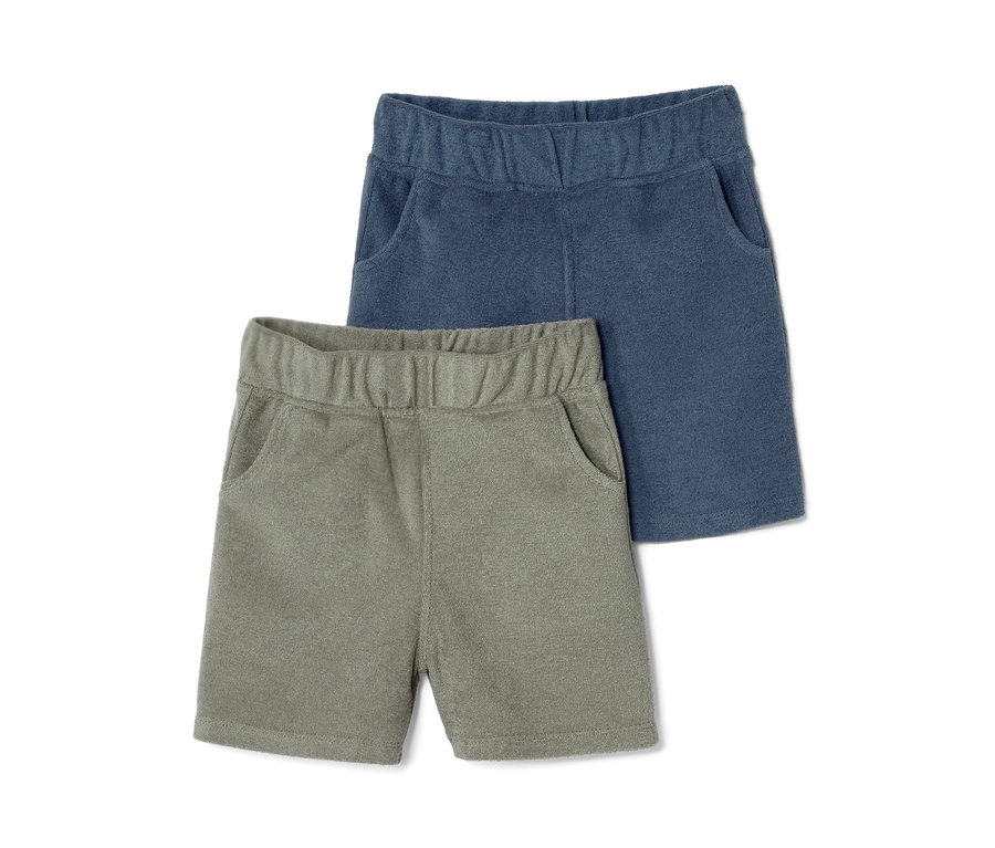 Zwei Kinder-Shorts in Blau und Grün.