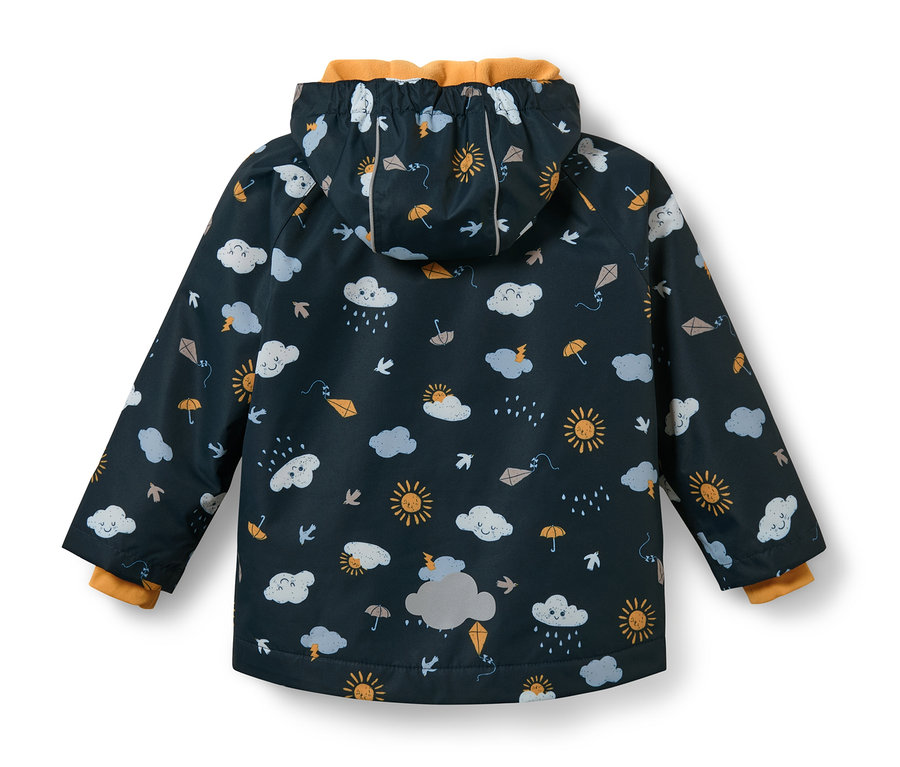 Detailaufnahme einer Kleinkind-Thermo-Regenjacke, dunkelblau mit Alloverprint von Wolken, Sonne, Schirmen und Drachen.