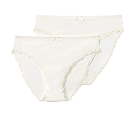 Zwei creme Slips mit Spitze und Schleife.