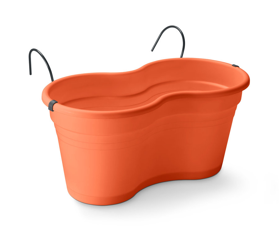 Orangefarbener Doppel-Blumentopf mit Balkonaufhängung und schwarzen Haken.