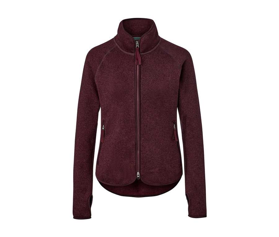 Weinrote Strickfleece-Jacke mit Reißverschluss in der Mitte.