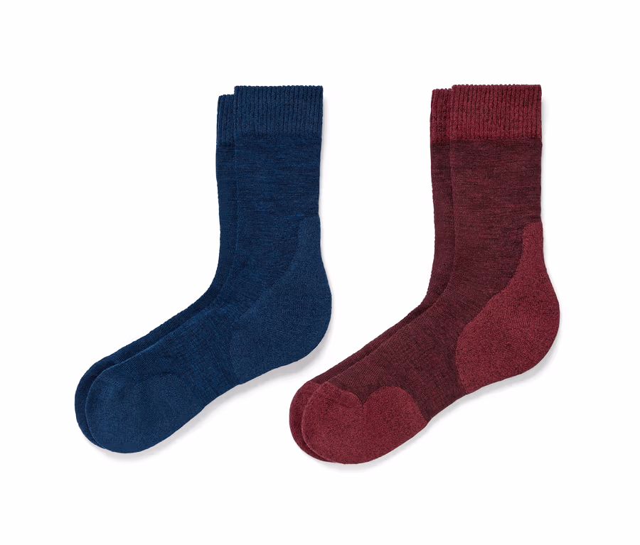 Zwei Paar Outdoor-Socken mit RWS-zertifizierter Wolle: ein Paar blau, ein Paar bordeauxrot.