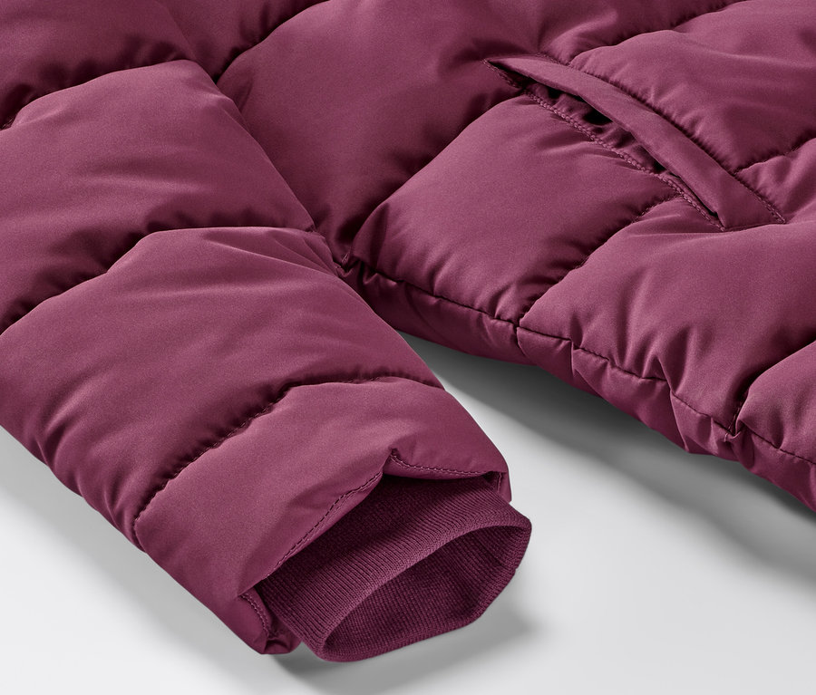 Detailansicht eines rotvioletten Kinder-Thermomantels.