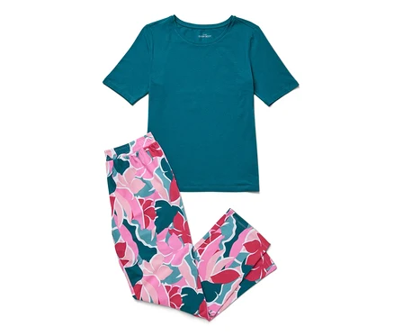 Abgebildet ist ein Pyjama-Set, bestehend aus einem türkisfarbenen T-Shirt und einer Hose mit Blumenmuster in Rosa, Weiß und Türkis.
