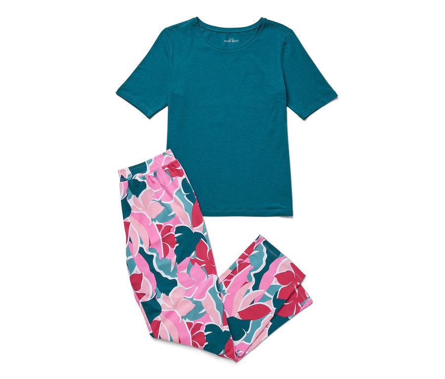 Abgebildet ist ein Pyjama-Set, bestehend aus einem türkisfarbenen T-Shirt und einer Hose mit Blumenmuster in Rosa, Weiß und Türkis.