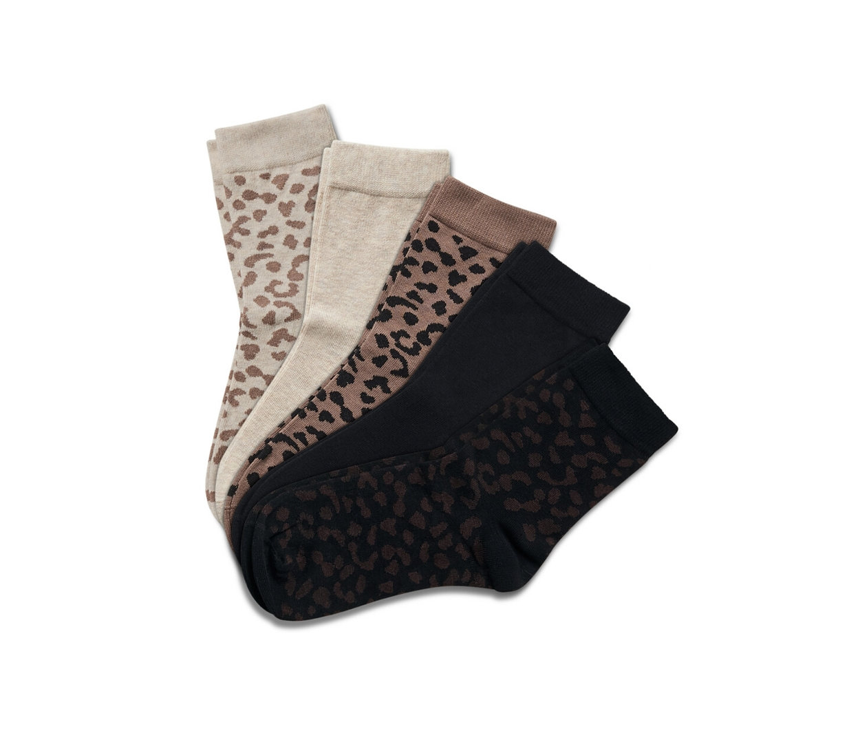 Vier Paar Socken: beige mit braunem Leopardenmuster, beige, braun mit schwarzem Leopardenmuster und schwarz.