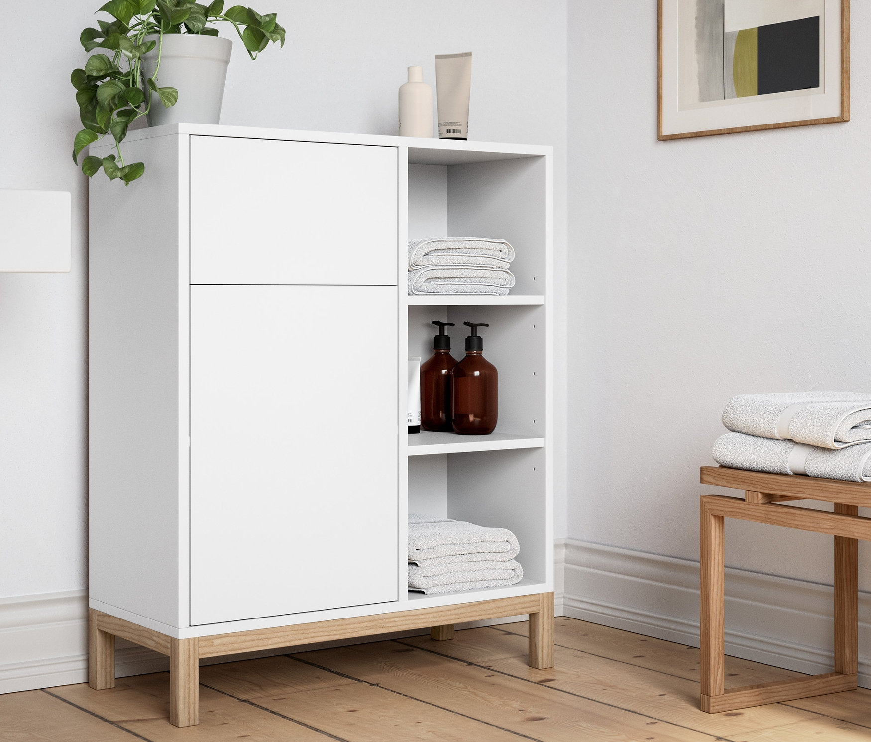 Im Badezimmer stehen ein weißes Bad-Sideboard und eine Sitzbank.