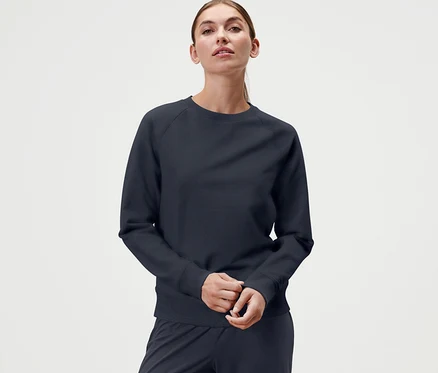 Frau trägt ein Yoga-Sweatshirt, navy.