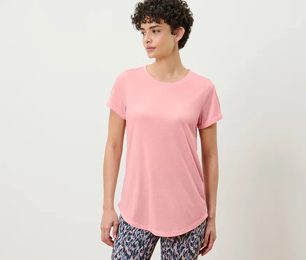 Frau posiert in Longshirt, rosé.