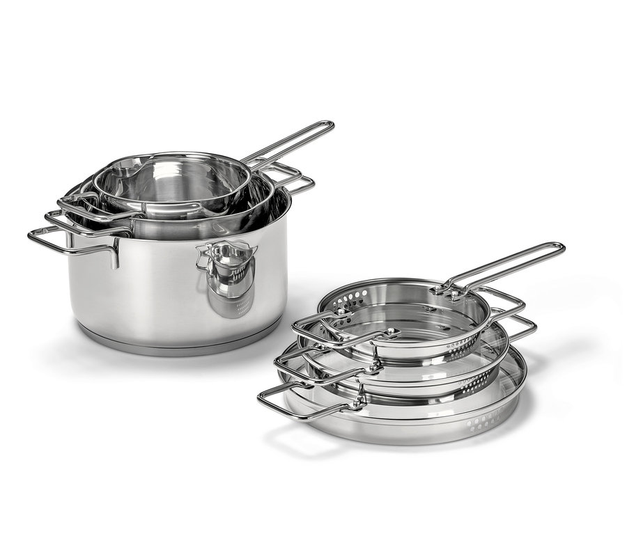 Drei Profi-Edelstahl-Töpfe sind gestapelt.