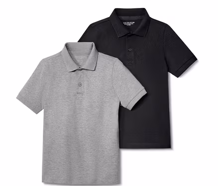 Zwei Kinder-Poloshirts aus Baumwoll-Piqué, eines grau und eines schwarz, liegen übereinander.