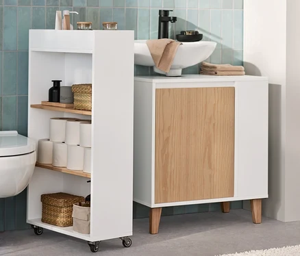 Badezimmer mit Bad-Hochschrank mit offenem Fach und 2 Türen, Spiegel mit Ablageflächen, schmalem Beistellwagen und Waschbeckenunterschrank.