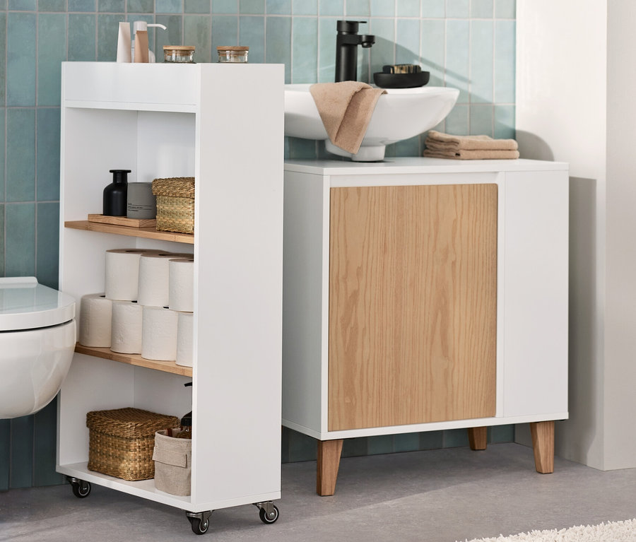 Badezimmer mit Bad-Hochschrank mit offenem Fach und 2 Türen, Spiegel mit Ablageflächen, schmalem Beistellwagen und Waschbeckenunterschrank.