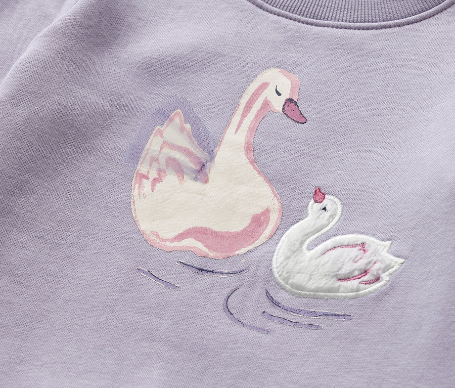 Lila Kinder-Sweatshirt mit angerauter Innenseite und Schwan-Motiv.