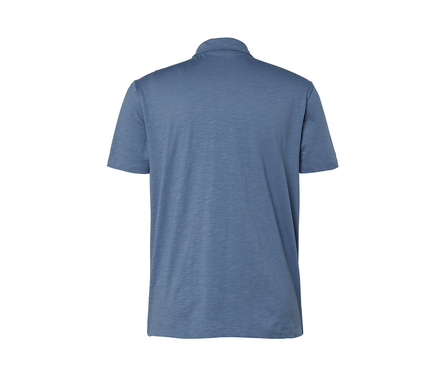 Detailansicht der Rückseite eines hellblau melierten Jersey-Poloshirts.