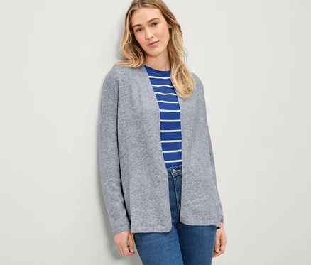 Frau posiert in offenem Cardigan.