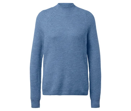 Hellblauer Strickpullover mit Rollkragen.