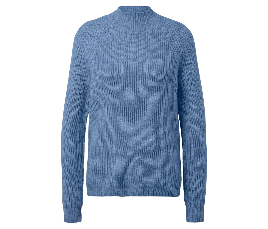 Hellblauer Strickpullover mit Rollkragen.
