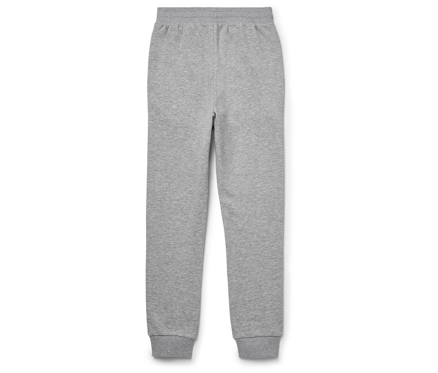Eine graue Jogginghose liegt auf einem weißen Hintergrund.
